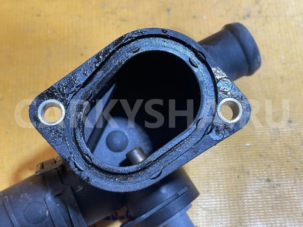 Фланец двигателя системы охлаждения Skoda Octavia II (2004—2009) Skoda Octavia оригинальный номер 06A121132AG