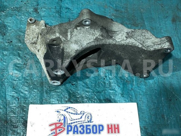 Кронштейн генератора Land Rover Discovery III Land Rover Discovery оригинальный номер YLU500380