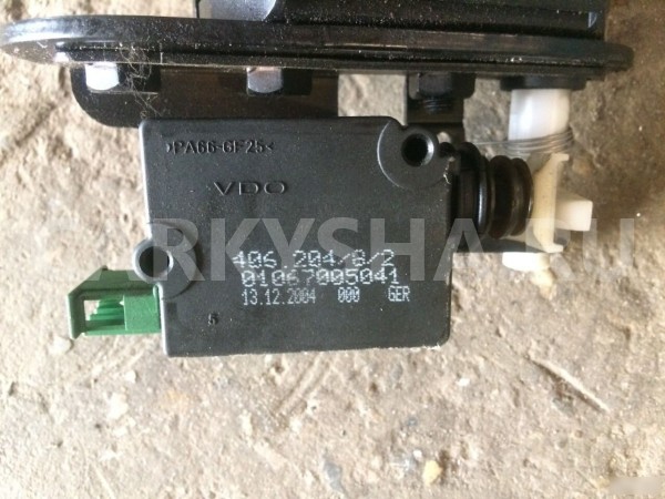 Замок откидного борта Land Rover Discovery III Land Rover Discovery оригинальный номер FUG500070